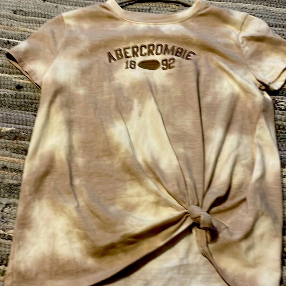 Cute Abercrombie, brown and white T-shirt